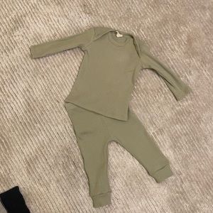 Quincy Mae sage green ribbed pants and bottom set size 3-6